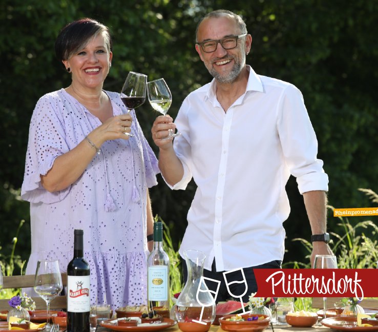 Die Inhaber von Bom Dia Plittersdorf prosten sich zu